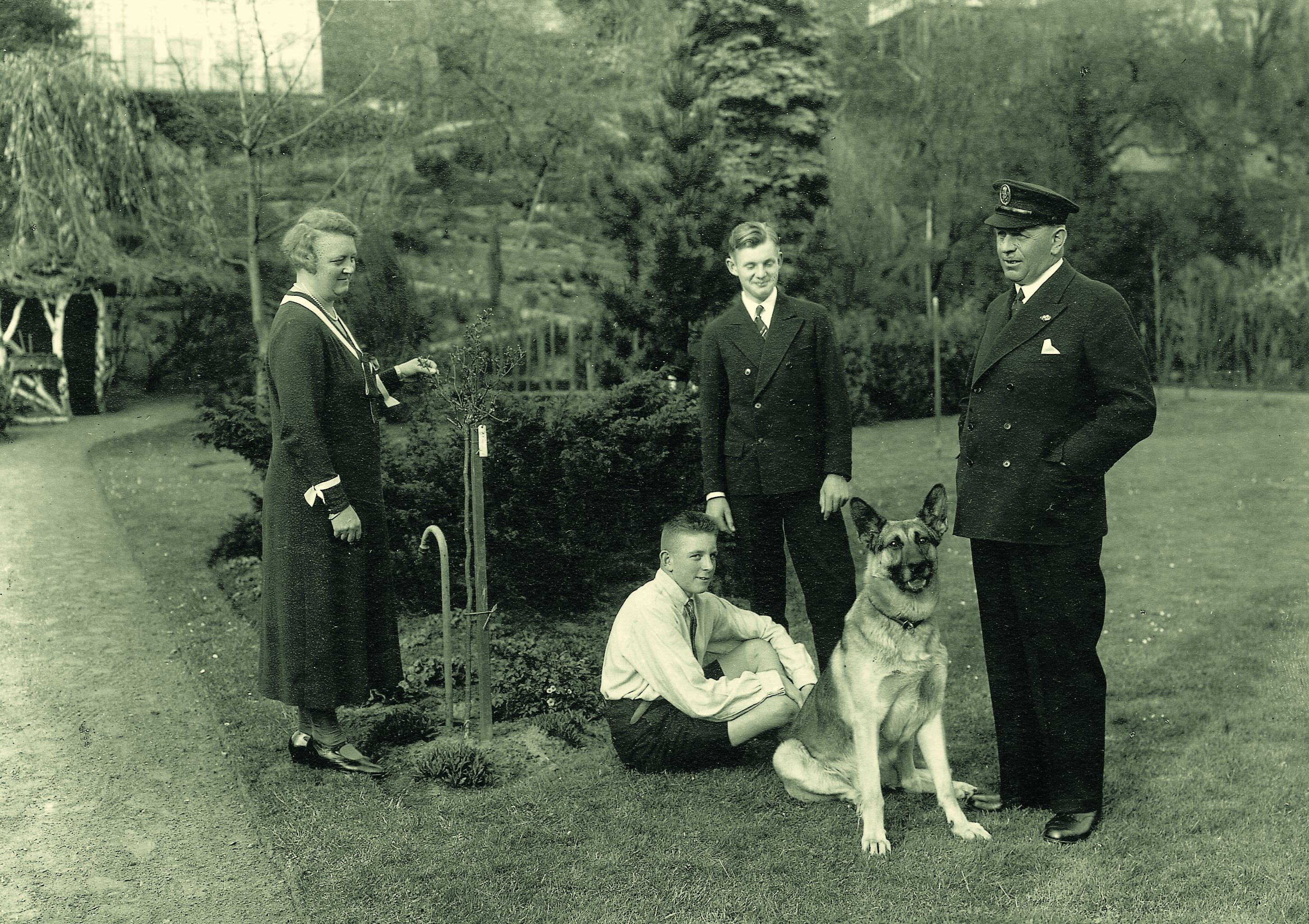 The L&uuml;rssen family around 1932 - Frieda and Otto L&uuml;rssen with sons Gert and Fritz-Otto