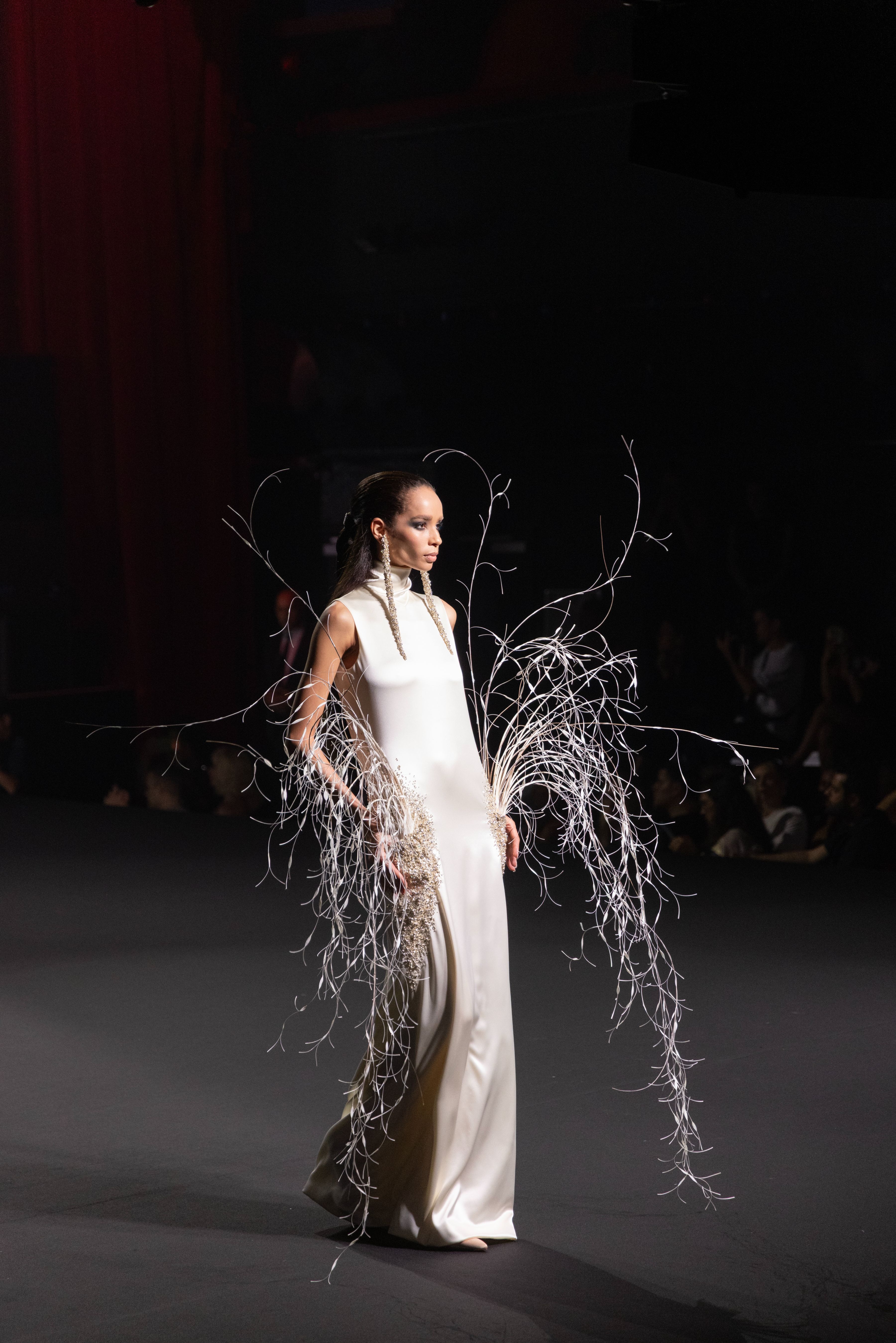 Orient to Paris, Stéphane Rolland, Haute Couture 2026/2027 Fall/Winter Collection - Long sweater dress in ivory crêpe satin embroidered with silver and crystal, with armfuls of long feathers and ivory organza strips.