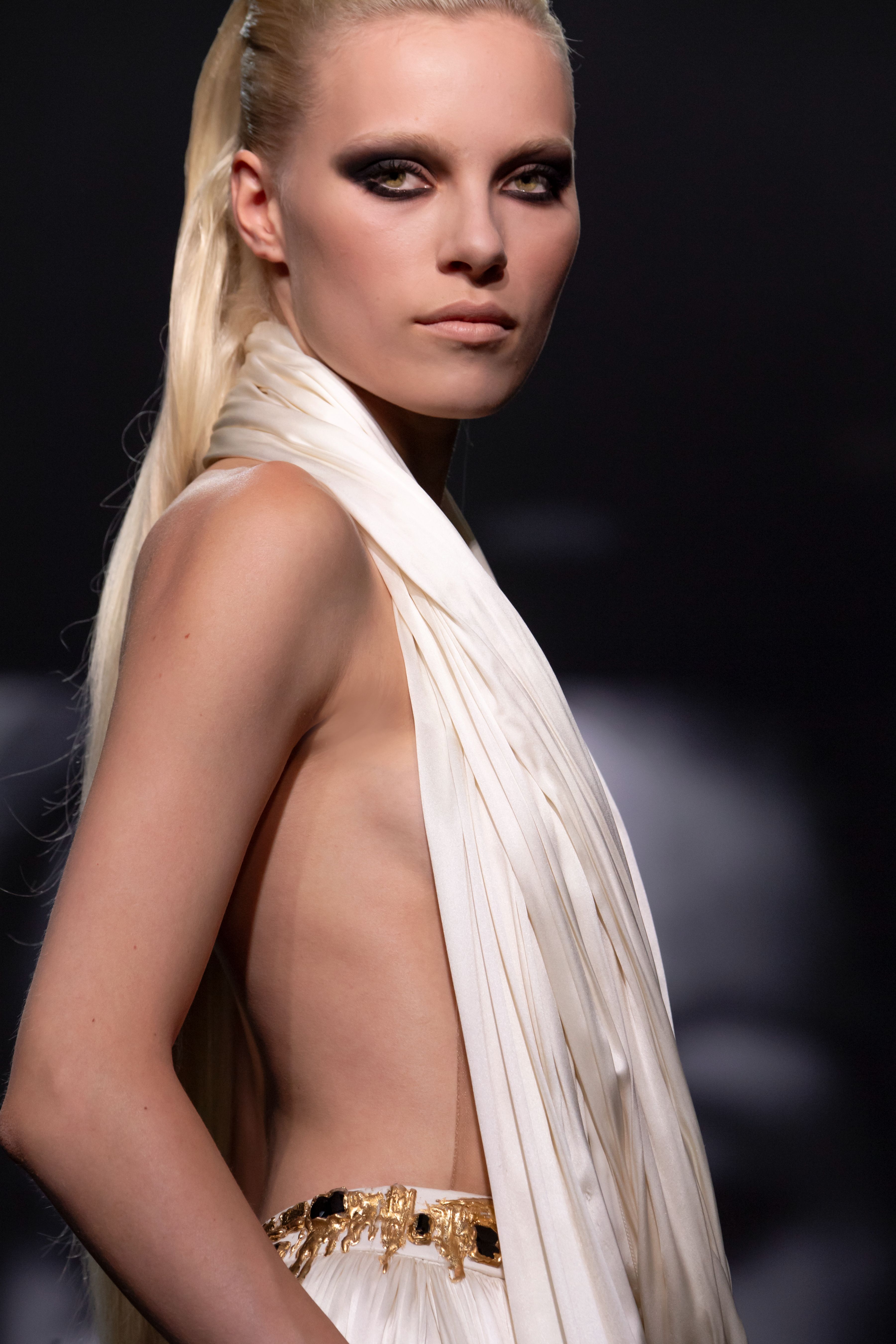 Stéphane Rolland, Haute Couture 2026/2027 Fall/Winter Collection - Long draped scarf dress in pleated crêpe satin, embroidered with onyx and gold silicone.