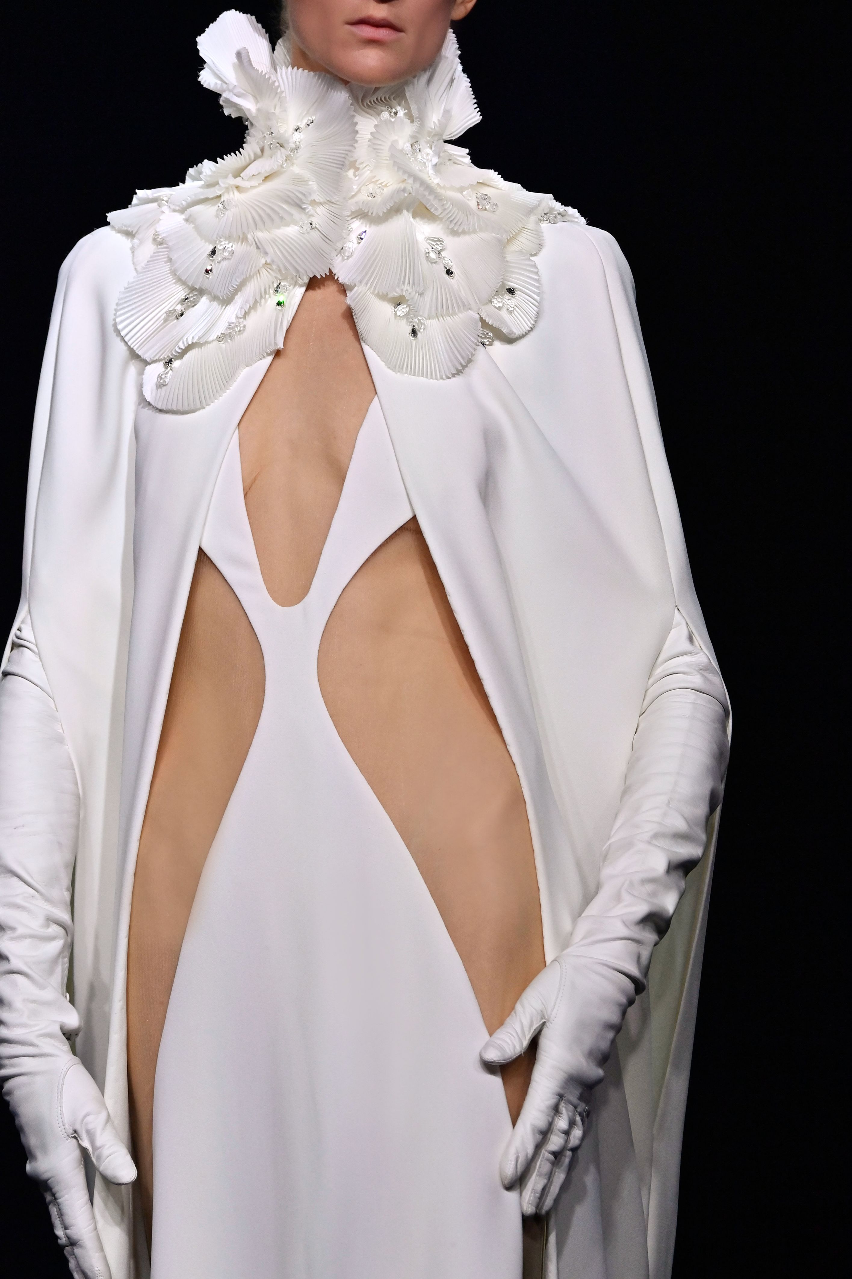 Stéphane Rolland, Haute Couture 2026/2027 Fall/Winter Collection - Long openwork dress in white crêpe. Long cape in white crêpe with a pleated satin collar embroidered with mother-of-pearl and crystal.
