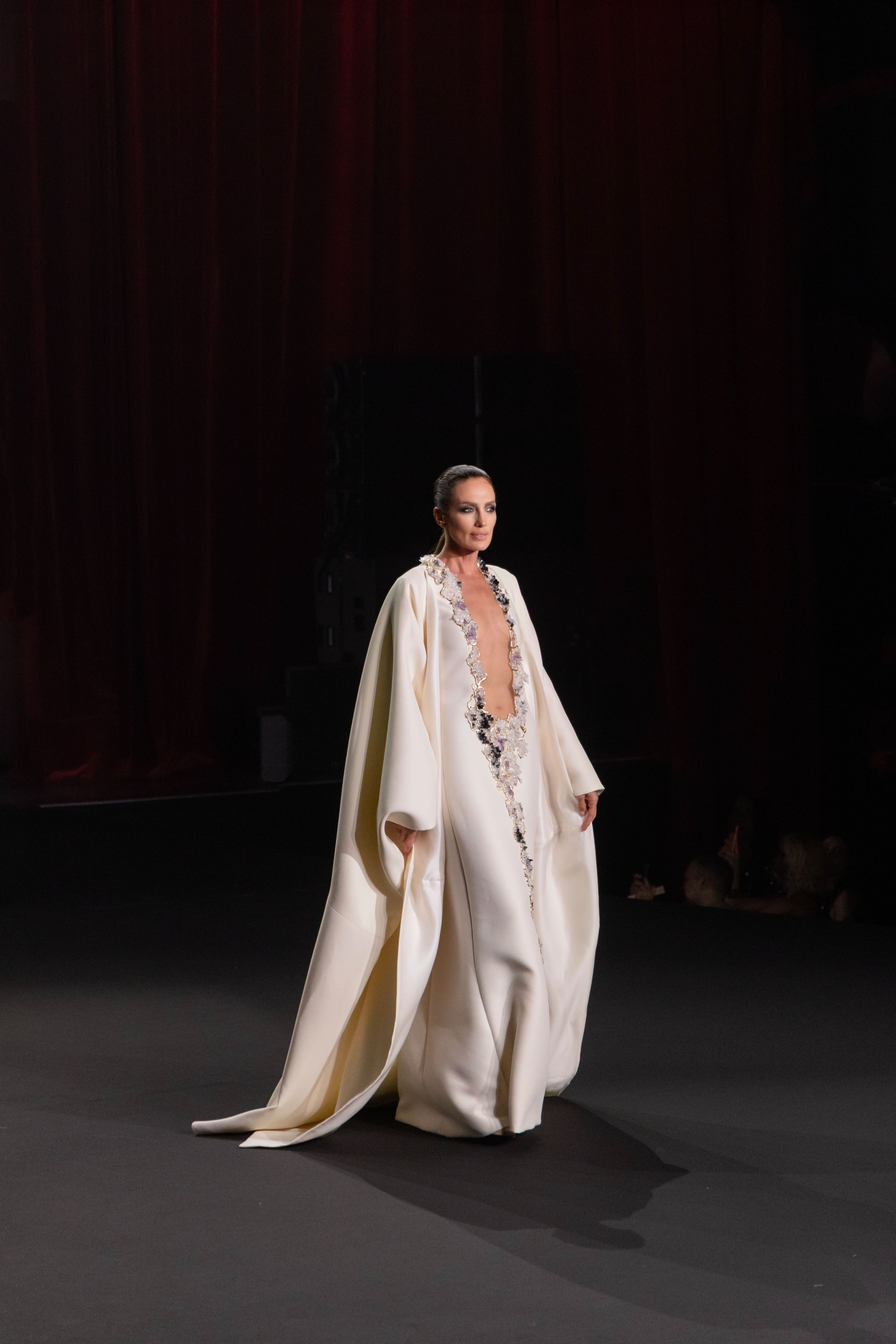 Stéphane Rolland, Haute Couture 2026/2027 Fall/Winter Collection - Tunic dress in white wool gazar, embroidered with rock crystal, amethyst, and onyx. Long bisht coat in white wool gazar.