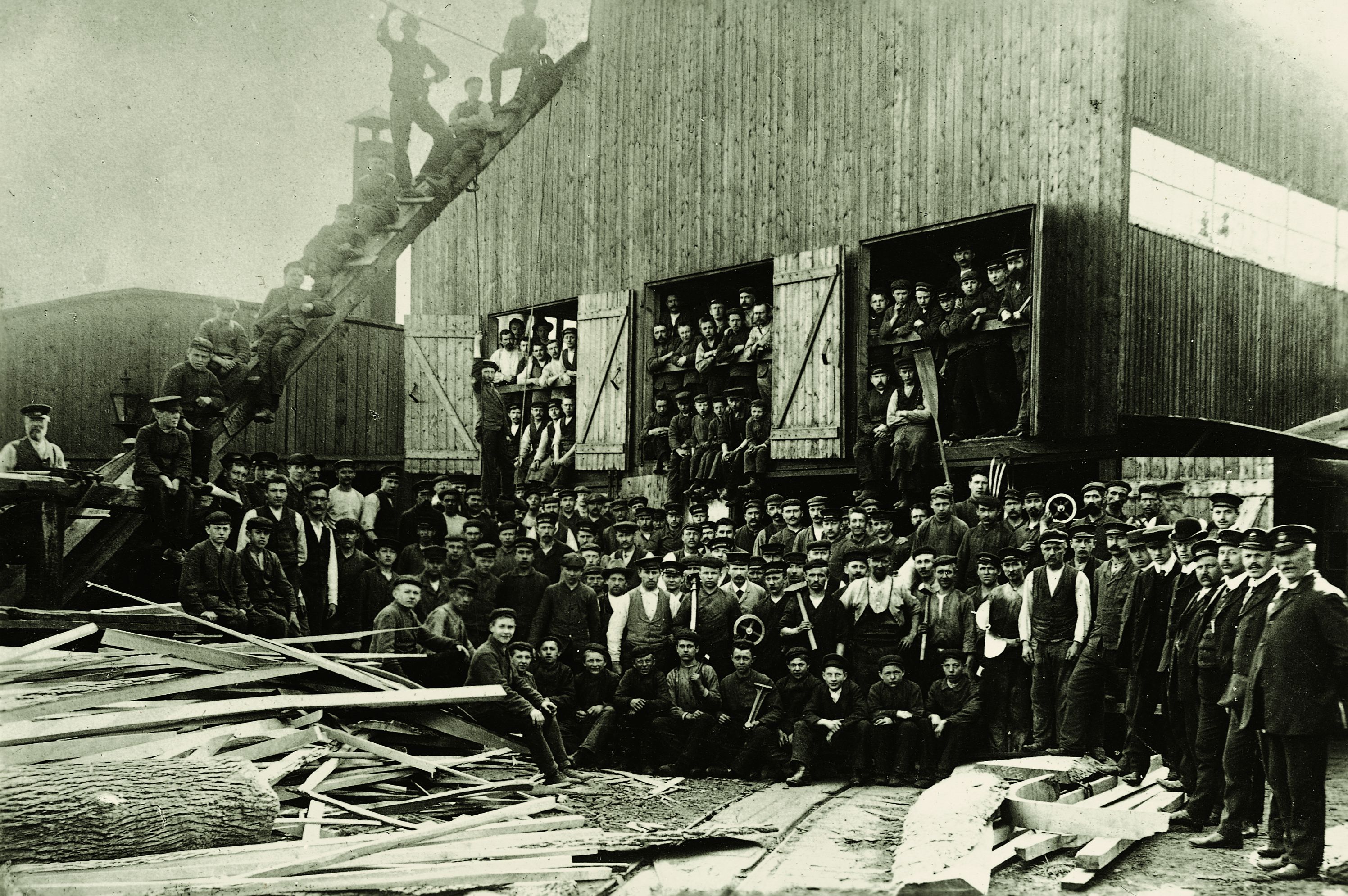 L&uuml;rssen employees around 1910