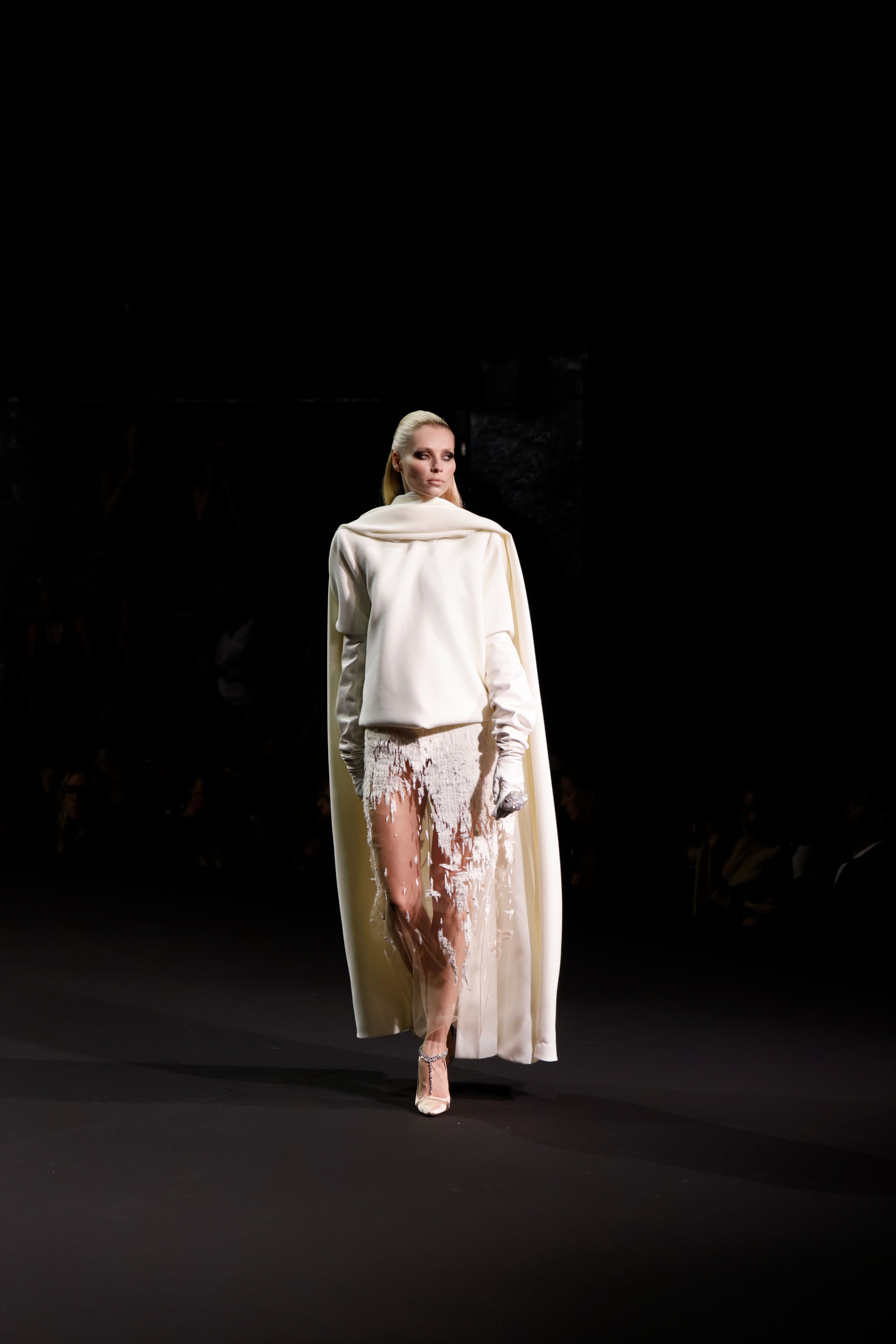 Stéphane Rolland, Haute Couture 2026/2027 Fall/Winter Collection - Scarf dress in white wool crêpe and distressed tweed