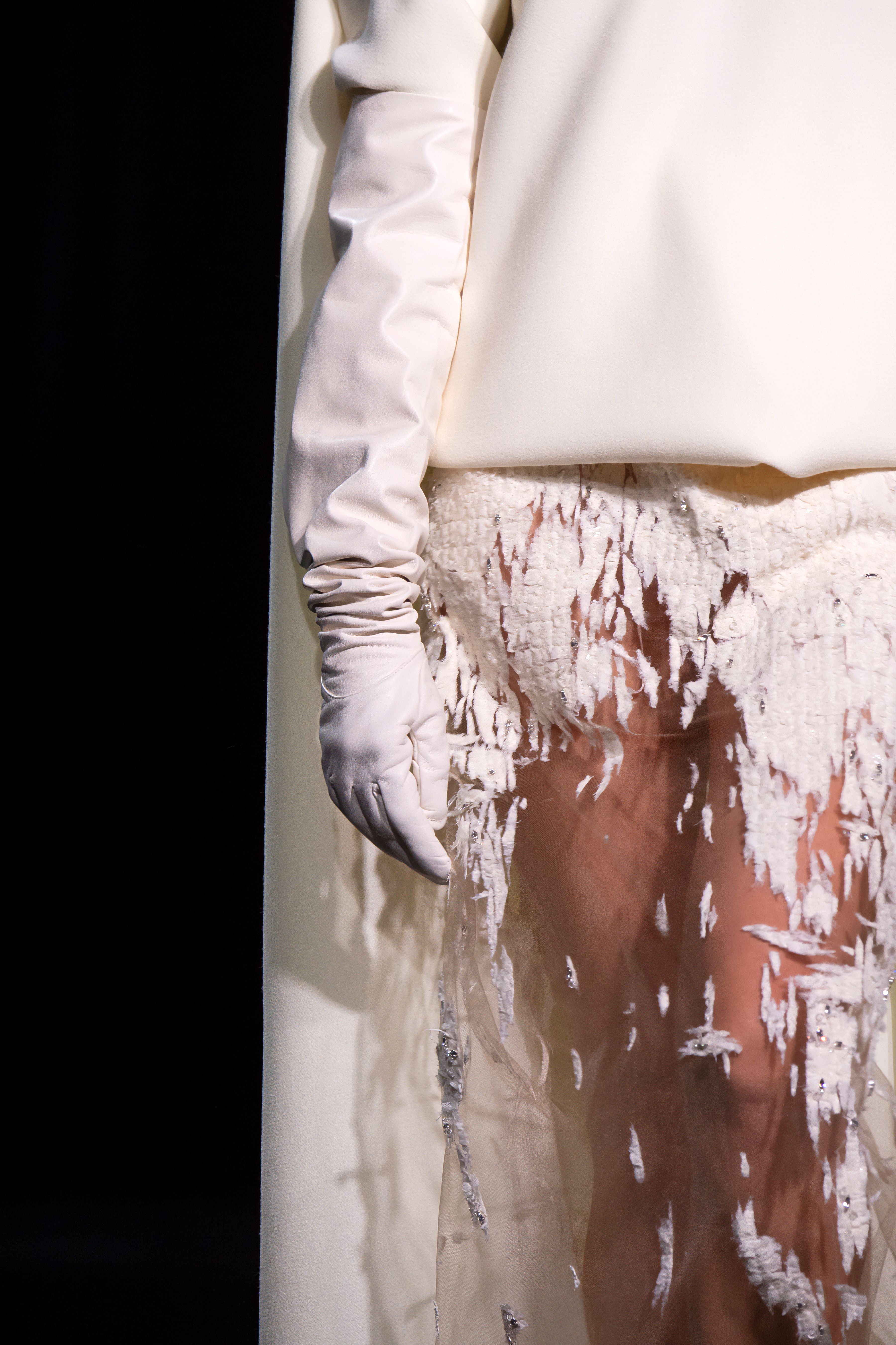 Stéphane Rolland, Haute Couture 2026/2027 Fall/Winter Collection - Scarf dress in white wool crêpe and distressed tweed