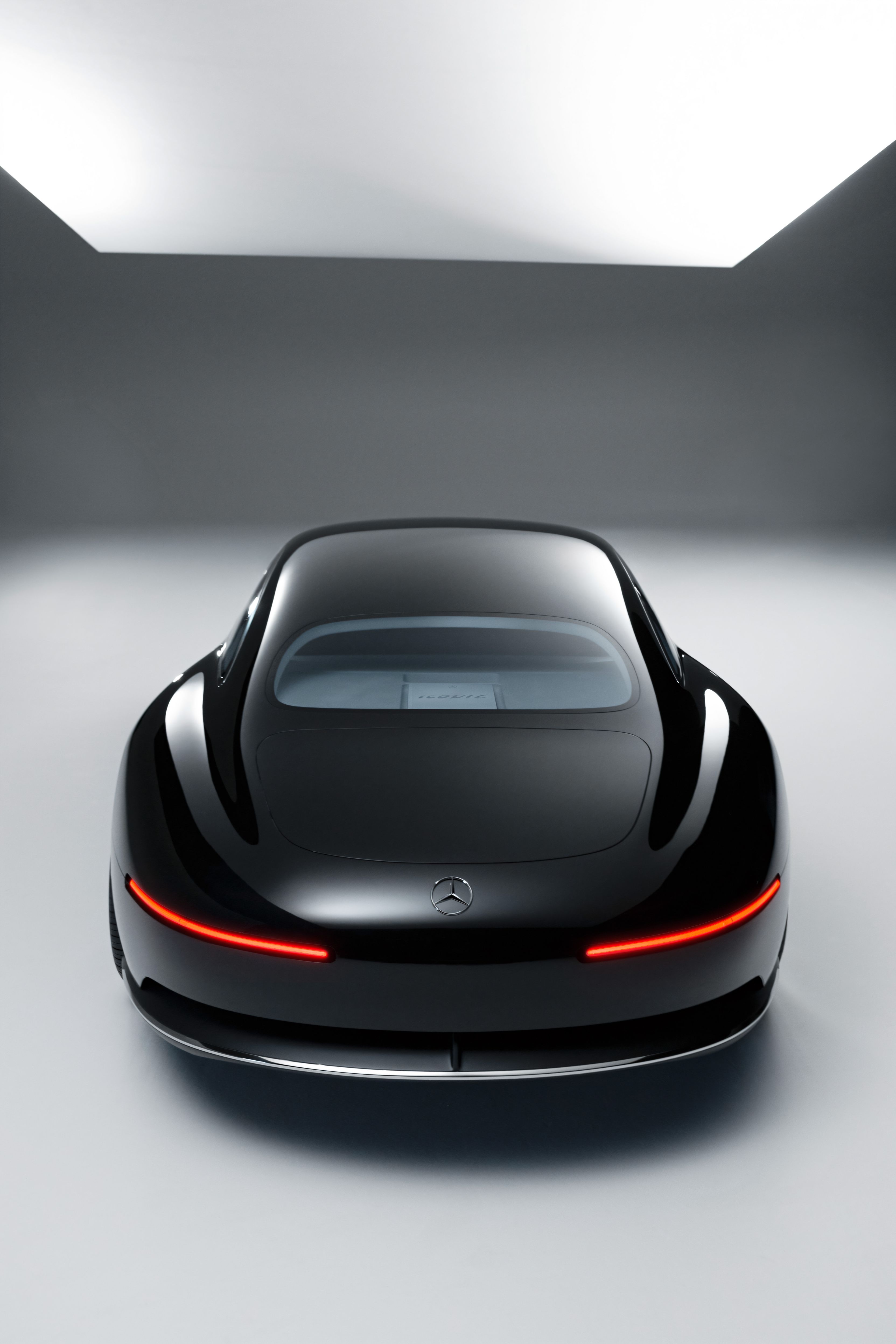 Mercedes-Benz Vision Iconic: The sculptural exterior in deep black high-gloss finish