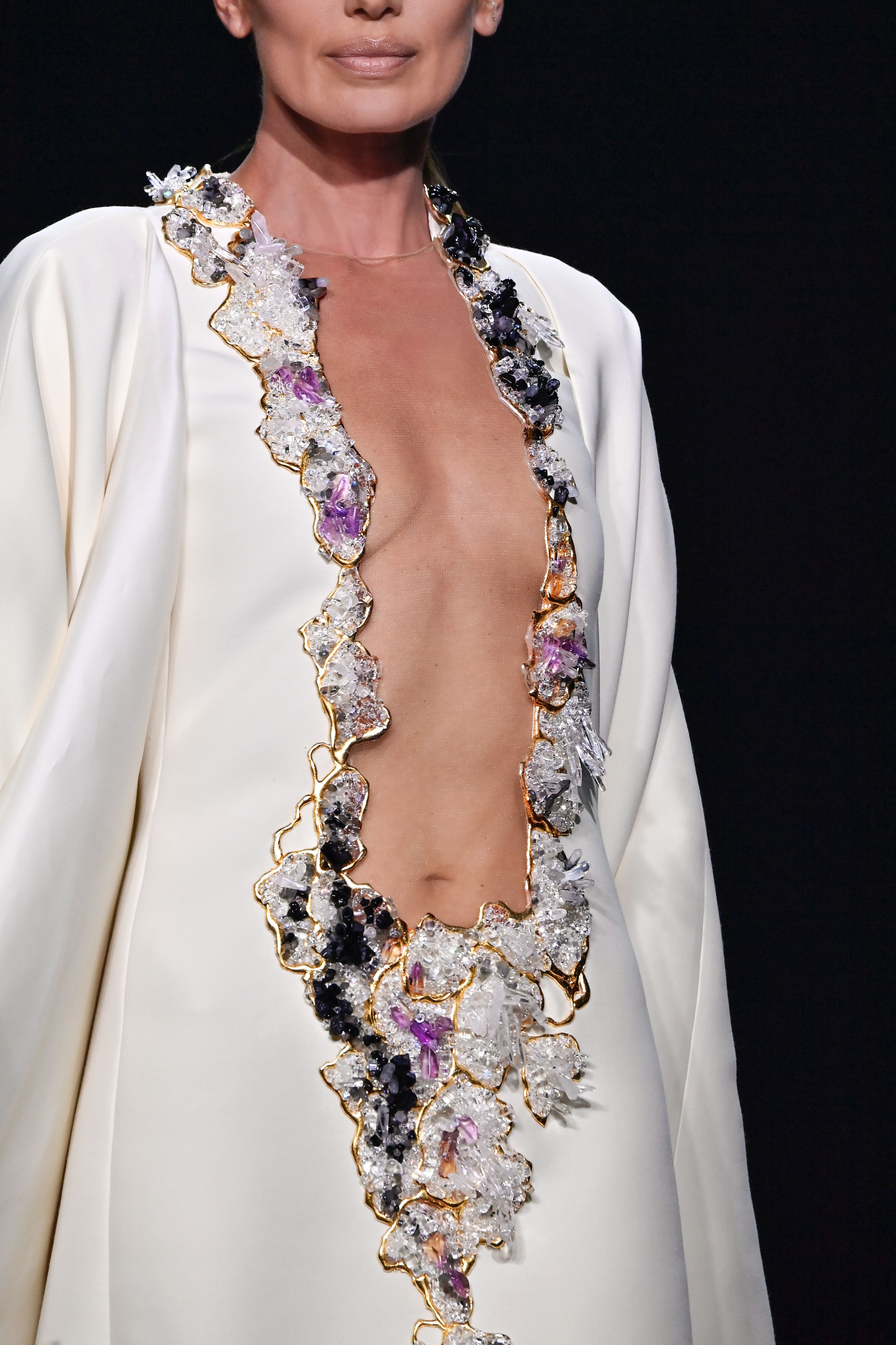 Stéphane Rolland, Haute Couture 2026/2027 Fall/Winter Collection - Tunic dress in white wool gazar, embroidered with rock crystal, amethyst, and onyx. Long bisht coat in white wool gazar.