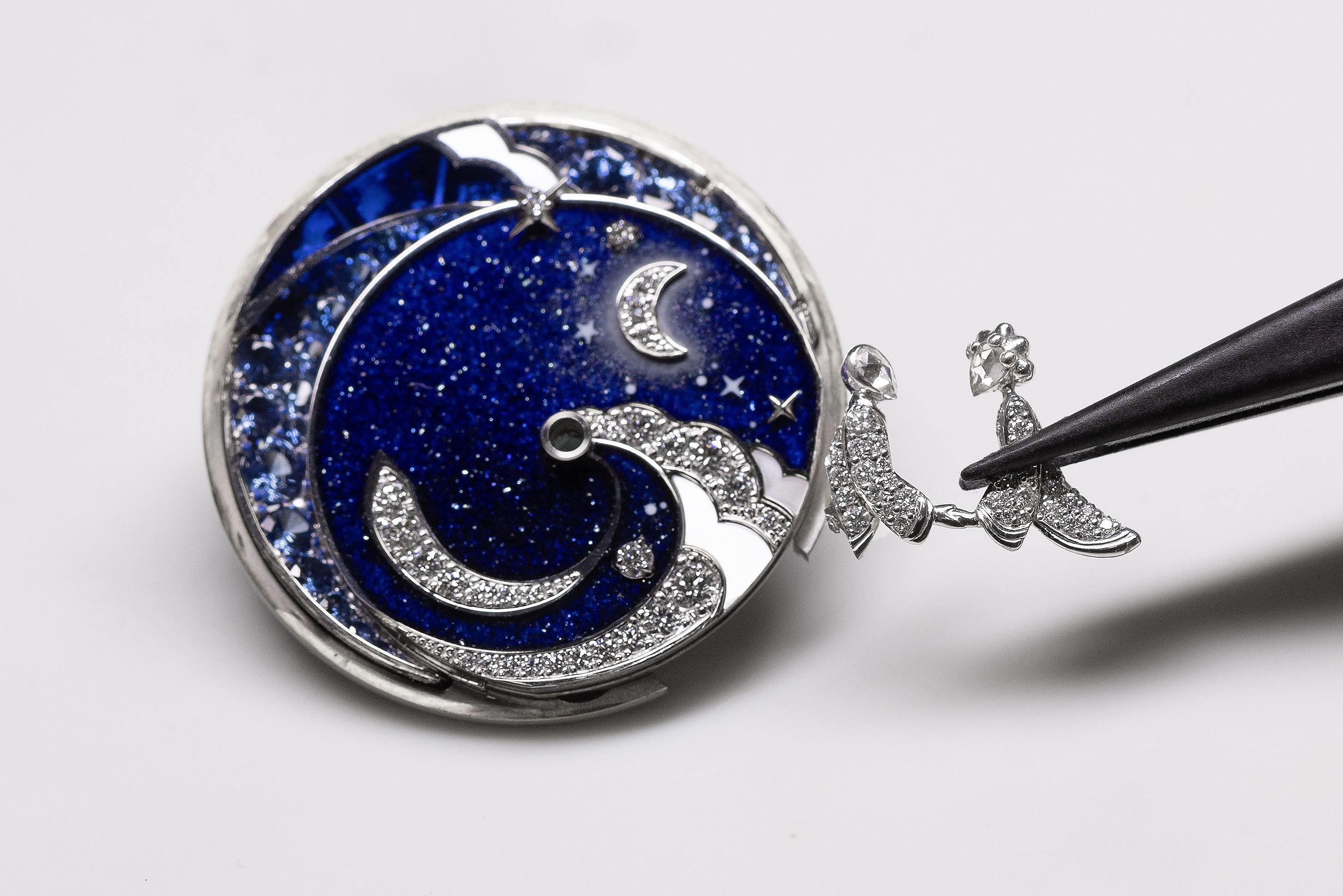 Van Cleef - Lady Retrouvailles Célestes - Setting in enamel involves fixing precious stones directly in plique-à-jour enamel, with no other metal components.