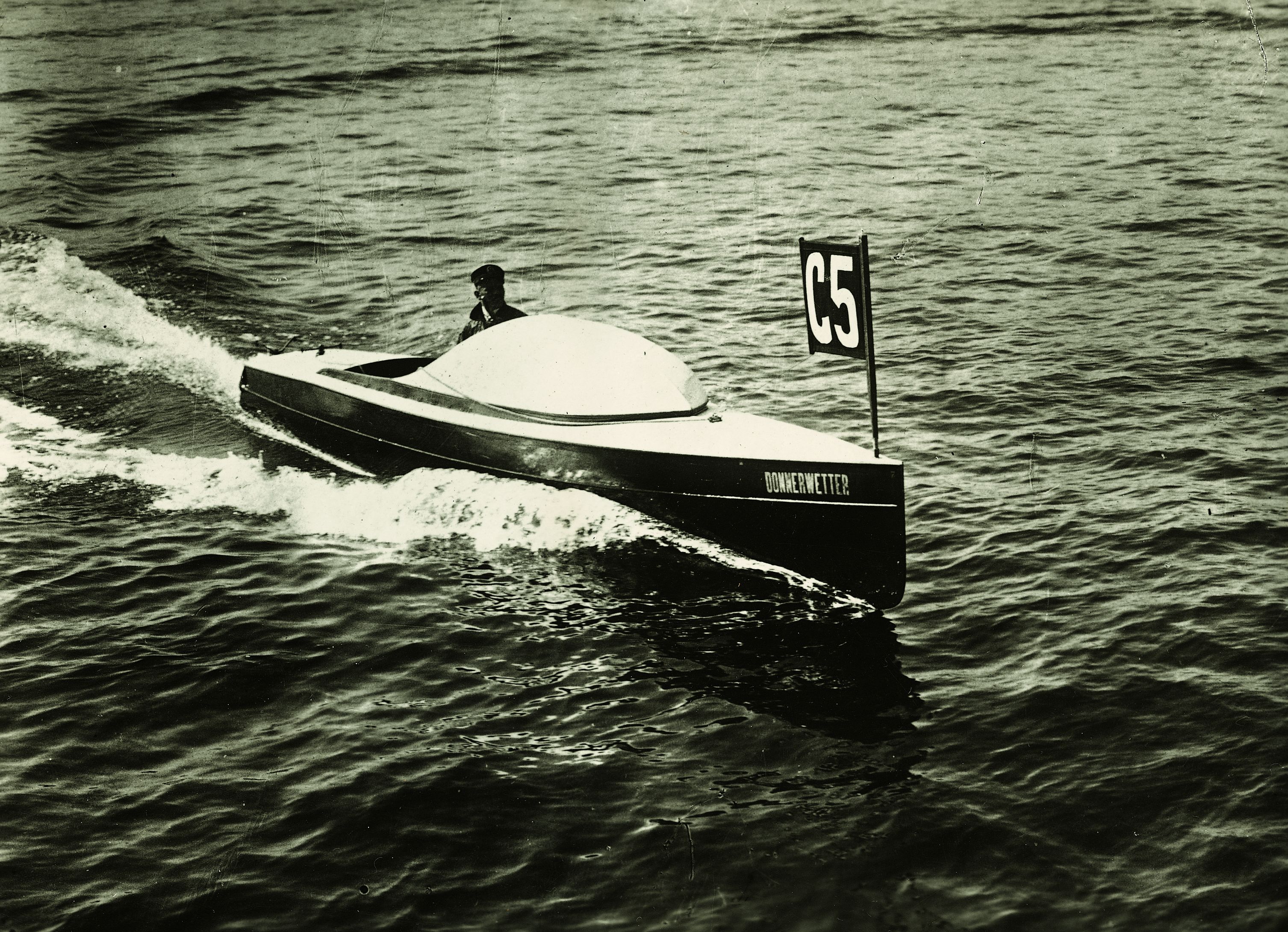 L&uuml;rssen speed boat DONNERWETTER 1905
