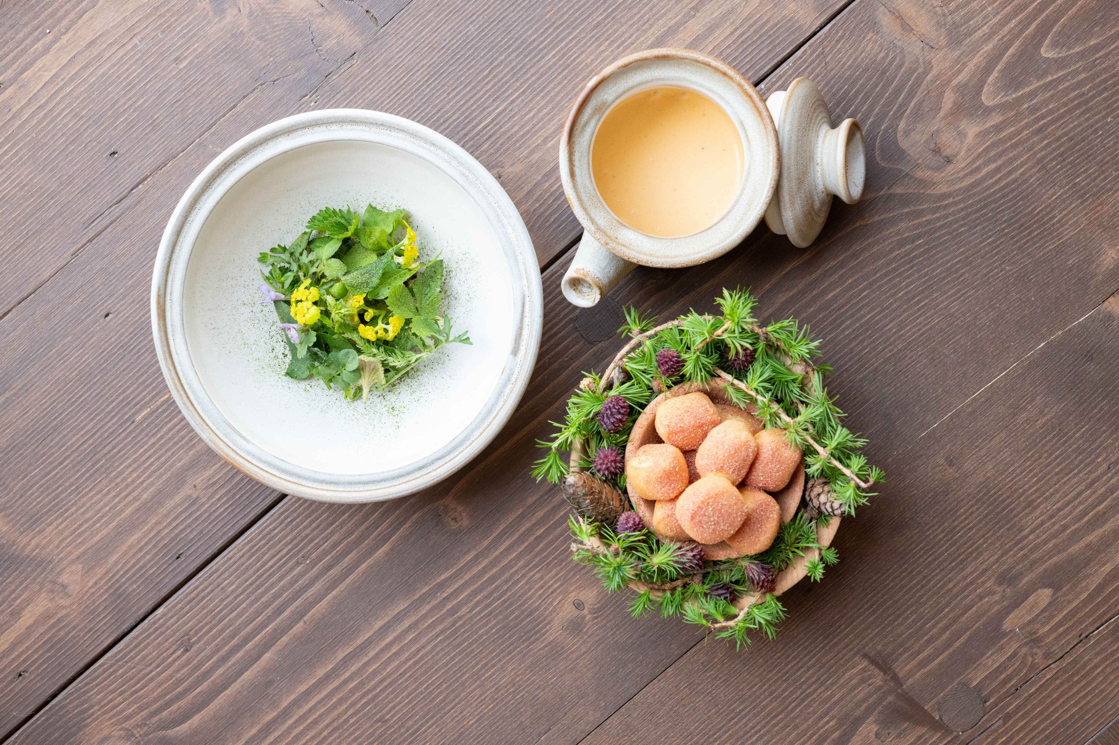 Atelier Moessmer Norbert Niederkofler Dishes - Insalata primaverile, Topfnudeln, Salsa Choron, Siero