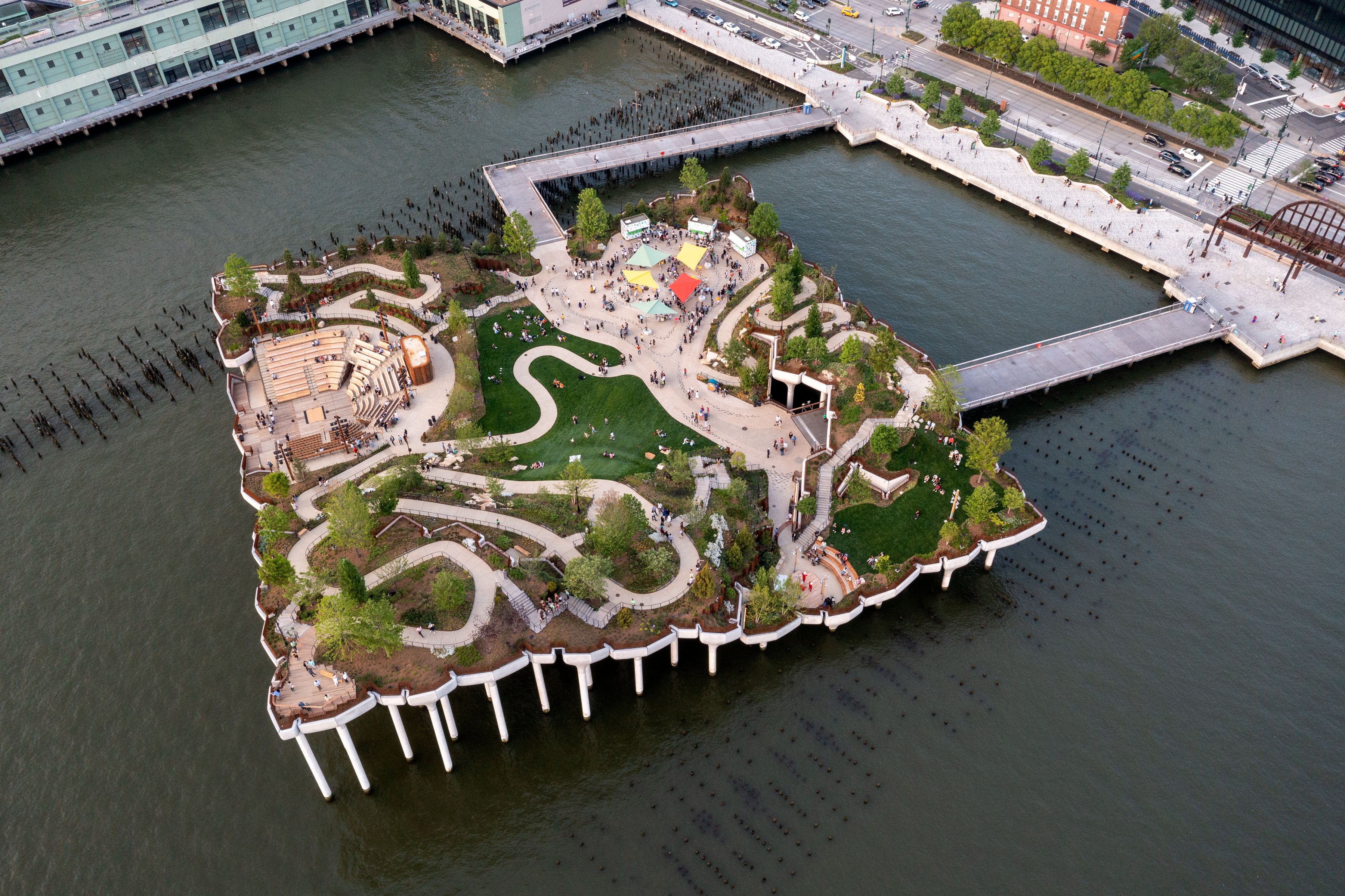 Heatherwick Architects designed Little Island and rethought a pier in Manhattan, New York