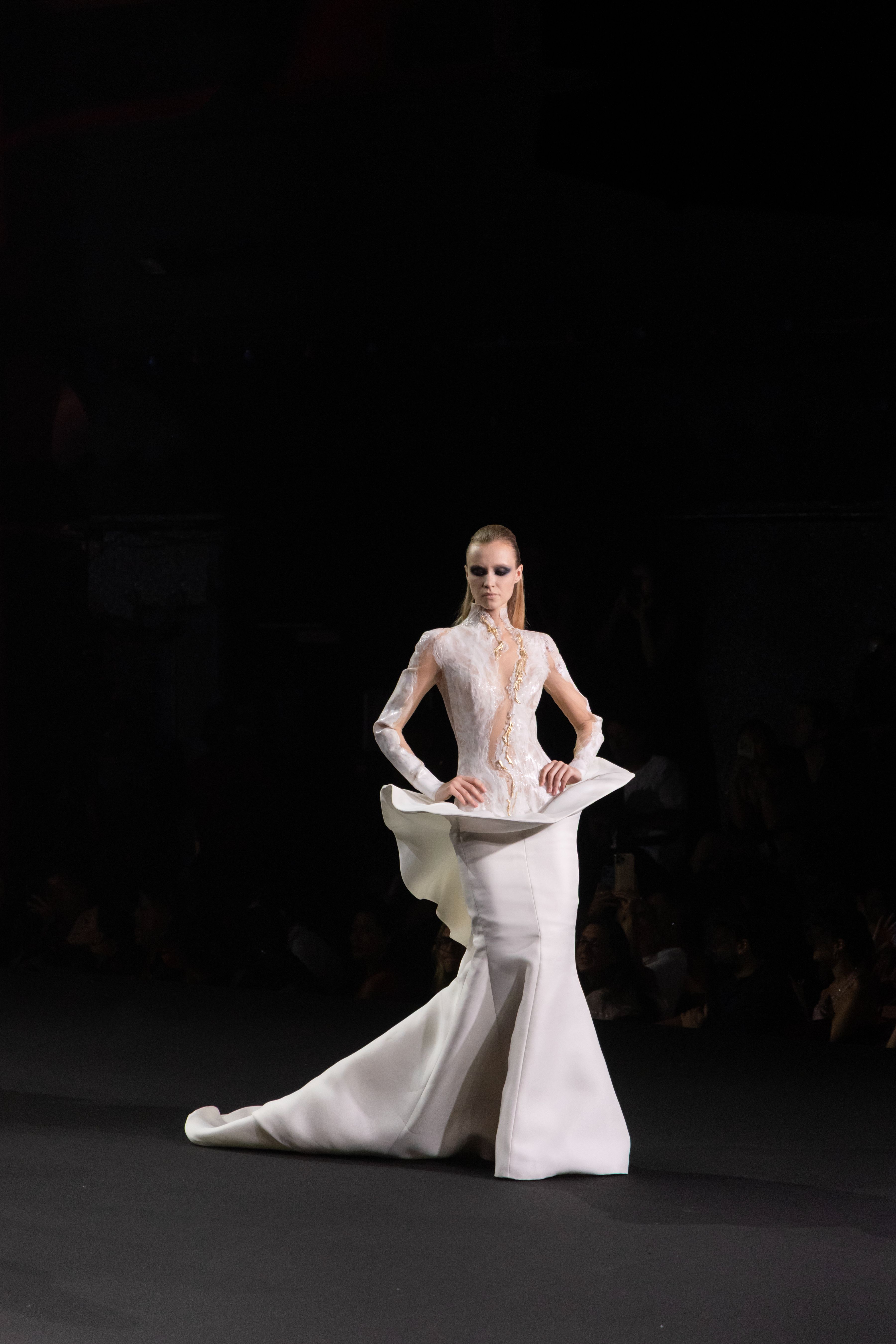 Stéphane Rolland, Haute Couture 2026/2027 Fall/Winter Collection - Marbled silicone sweater and arum skirt in white silk gazar