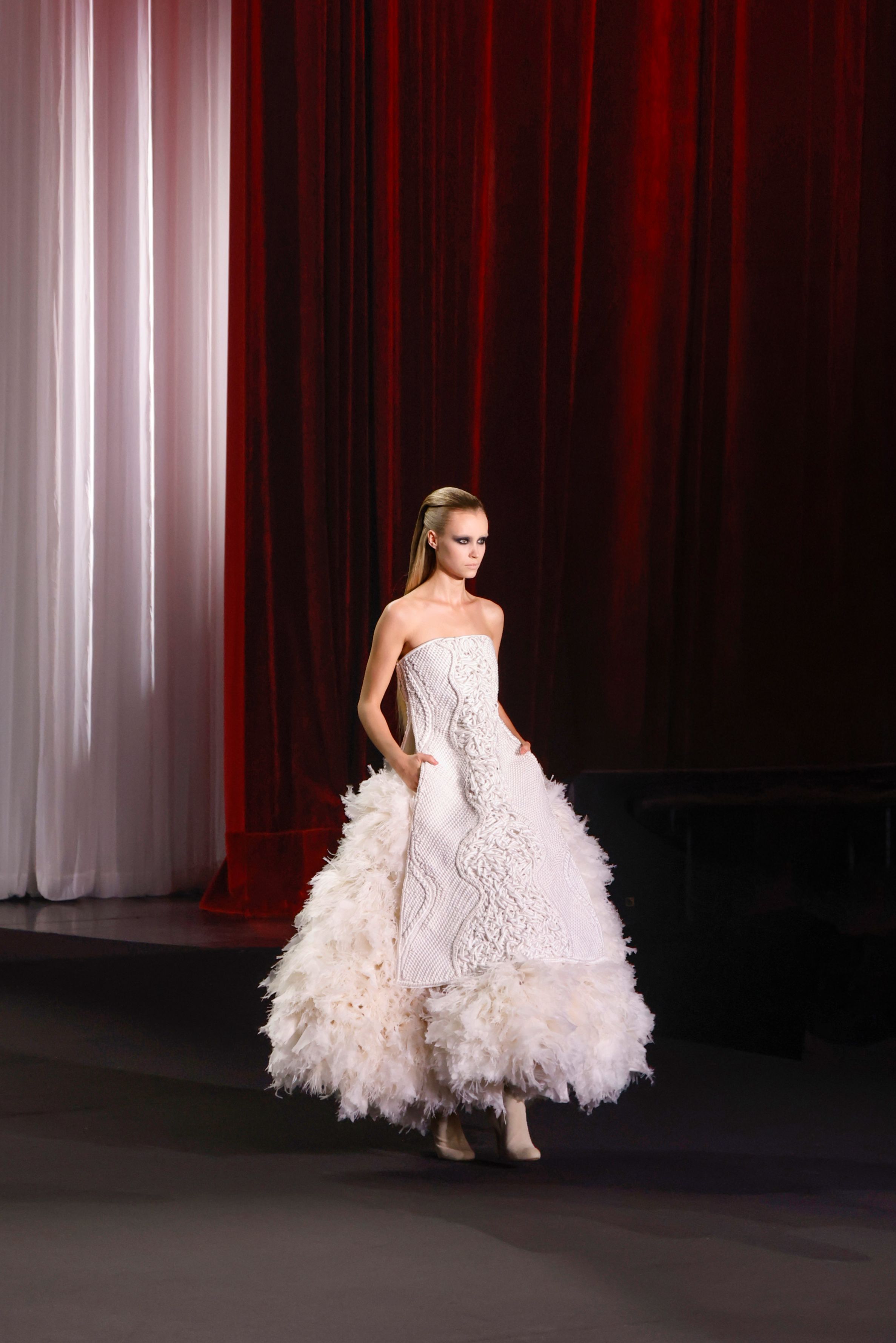 Stéphane Rolland, Haute Couture 2026/2027 Fall/Winter Collection - Bustier dress in white satin macramé, with an overskirt of organza ruching and white ostrich feathers.
