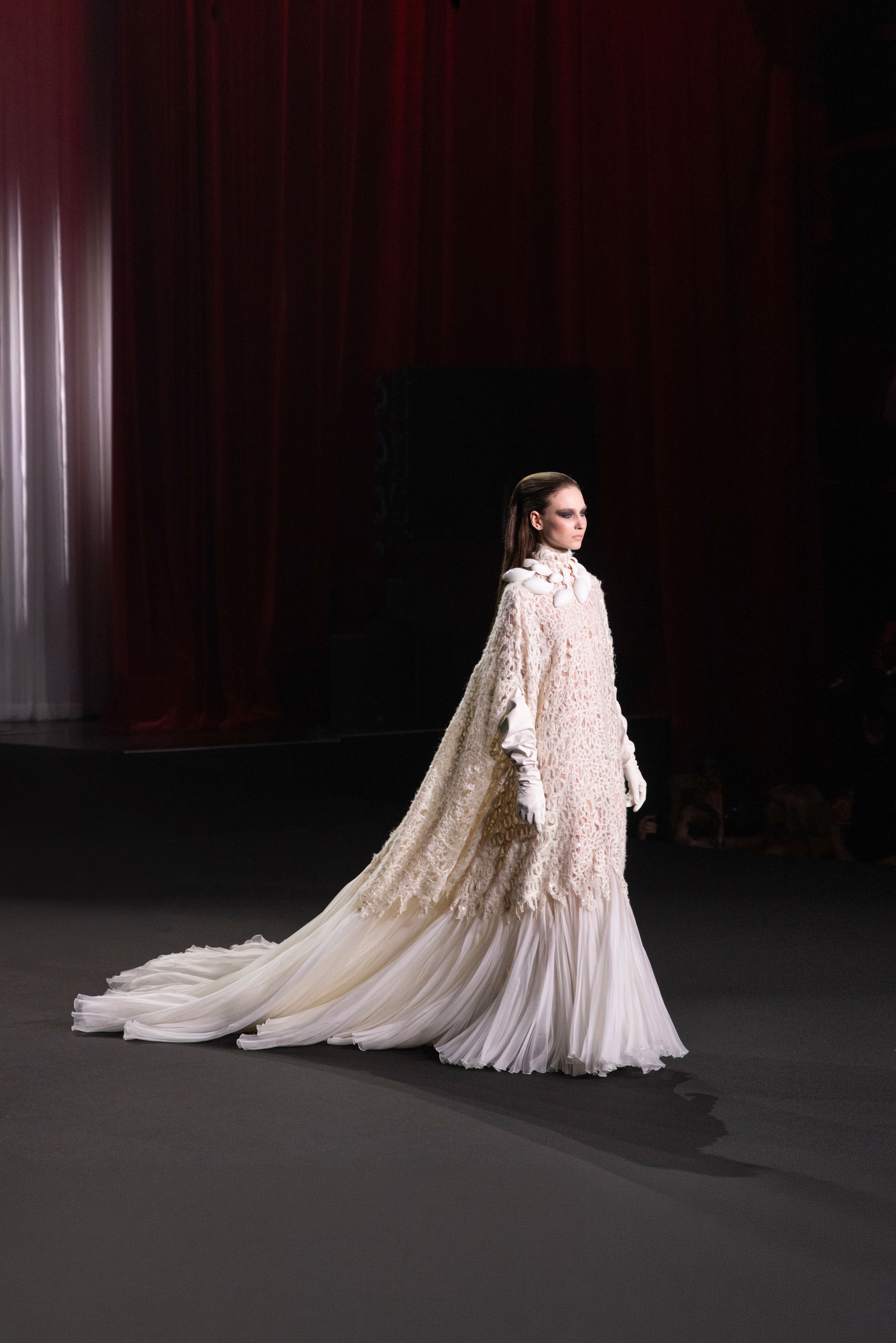 Stéphane Rolland, Haute Couture 2026/2027 Fall/Winter Collection - Long poncho sweater in white cashmere knit and pleated white organza. Sculptural necklace in ivory lacquered metal