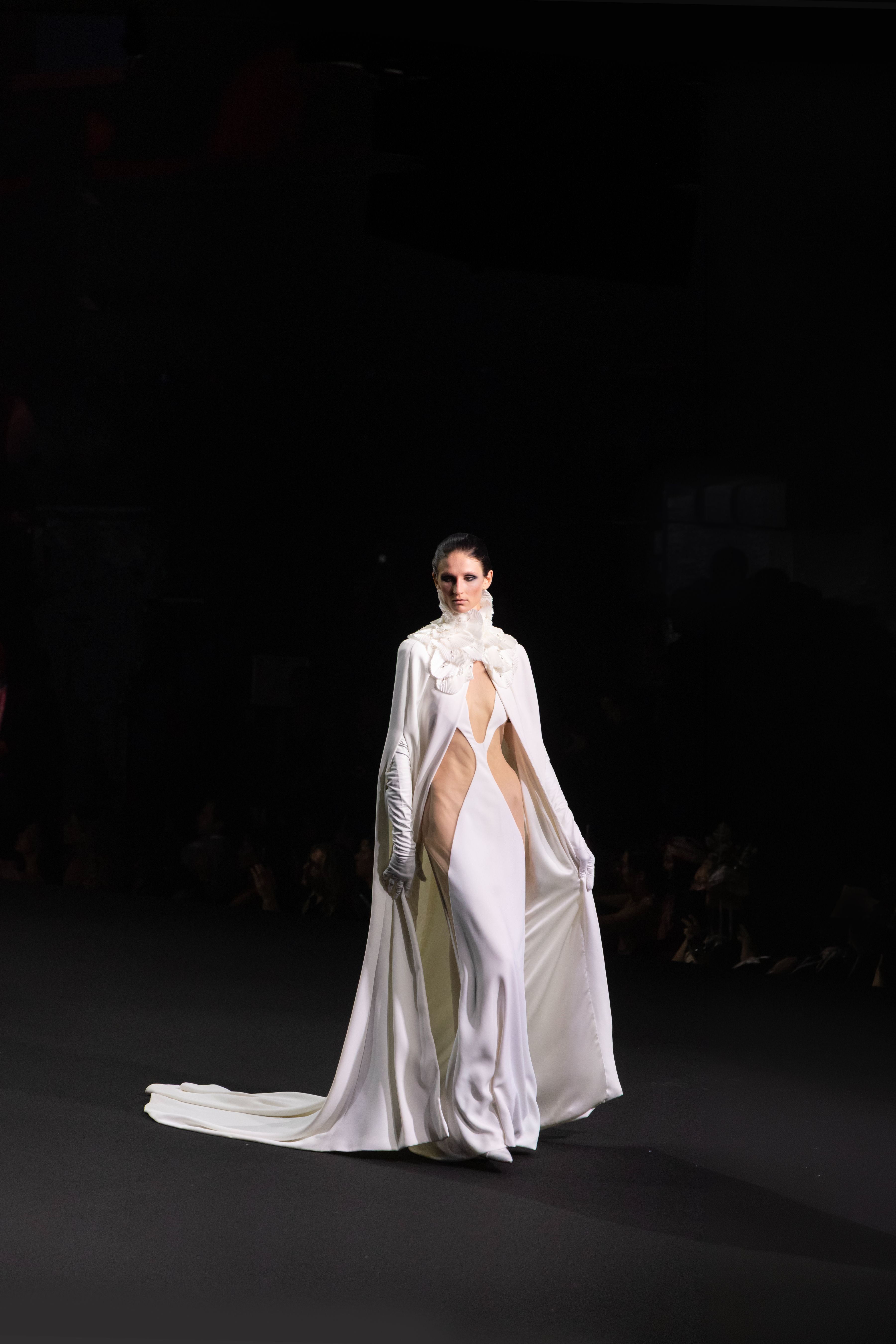 Stéphane Rolland, Haute Couture 2026/2027 Fall/Winter Collection - Long openwork dress in white crêpe. Long cape in white crêpe with a pleated satin collar embroidered with mother-of-pearl and crystal.