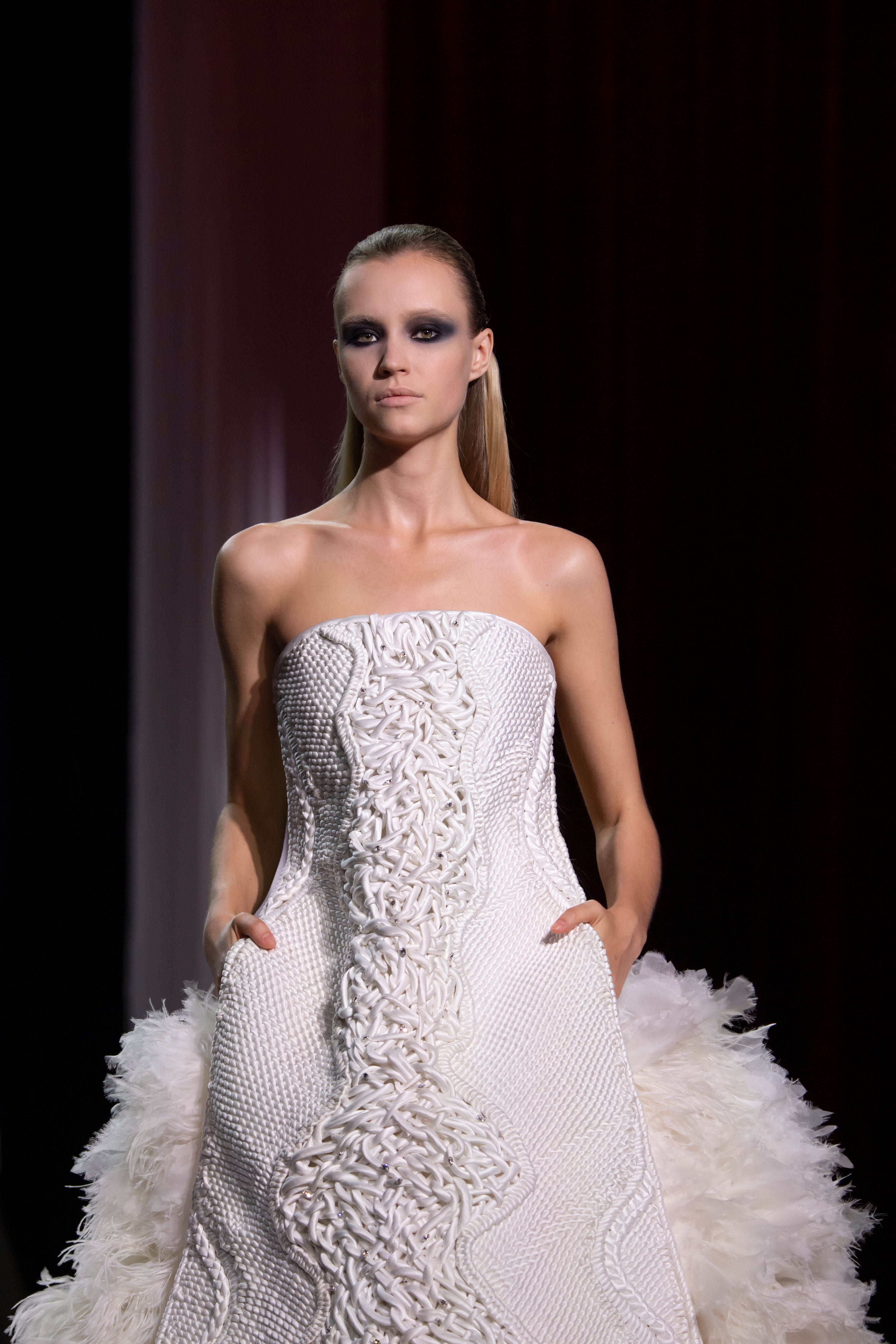 Stéphane Rolland, Haute Couture 2026/2027 Fall/Winter Collection - Bustier dress in white satin macramé, with an overskirt of organza ruching and white ostrich feathers.