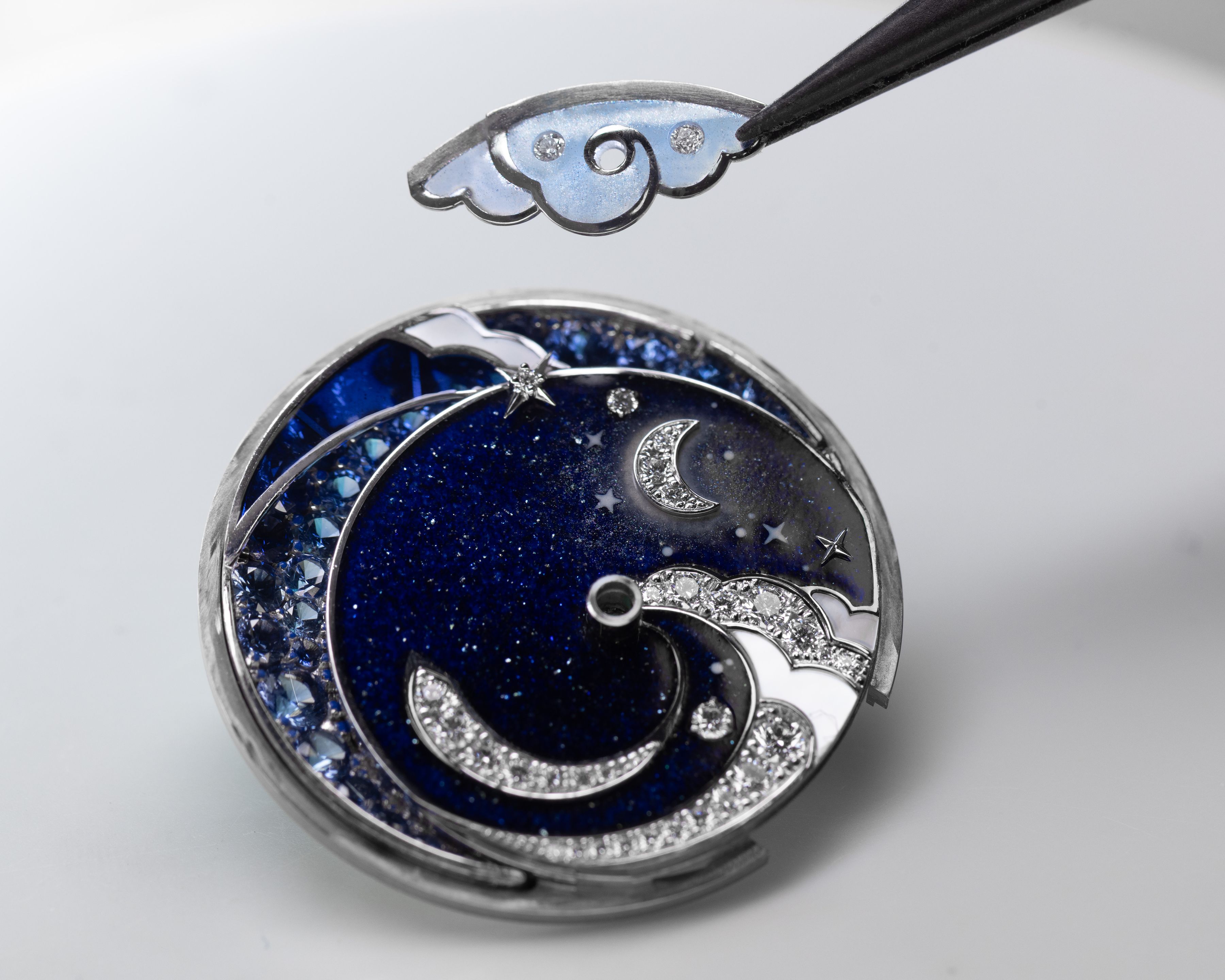 This process generates a feeling of weightlessness that accentuates the glow of the precious stones.