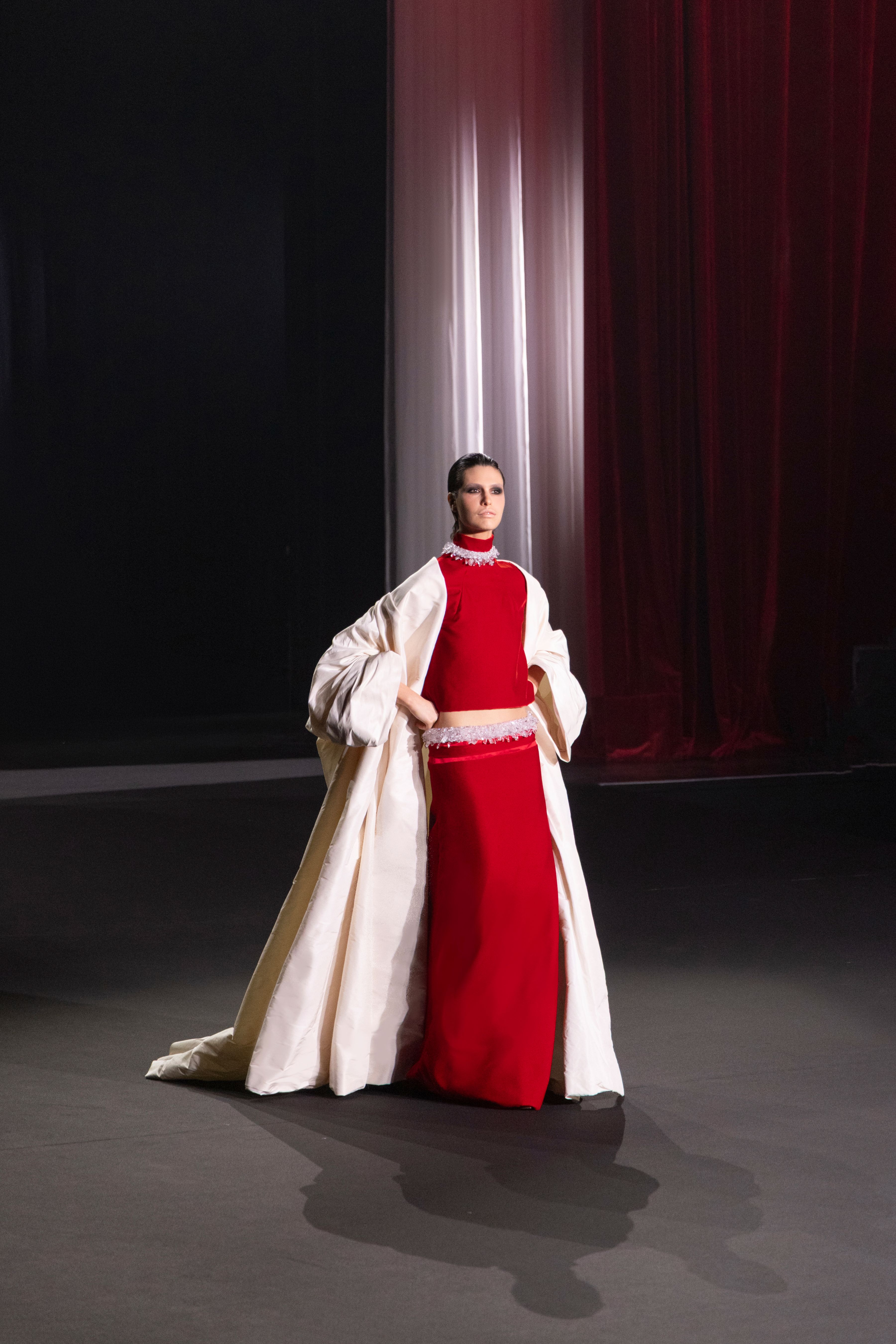 Stéphane Rolland, Haute Couture 2026/2027 Fall/Winter Collection - Tunic dress and trapeze skirt in red "Olympia" velvet, embroidered with rock crystal. Long kimono coat in ivory shantung.