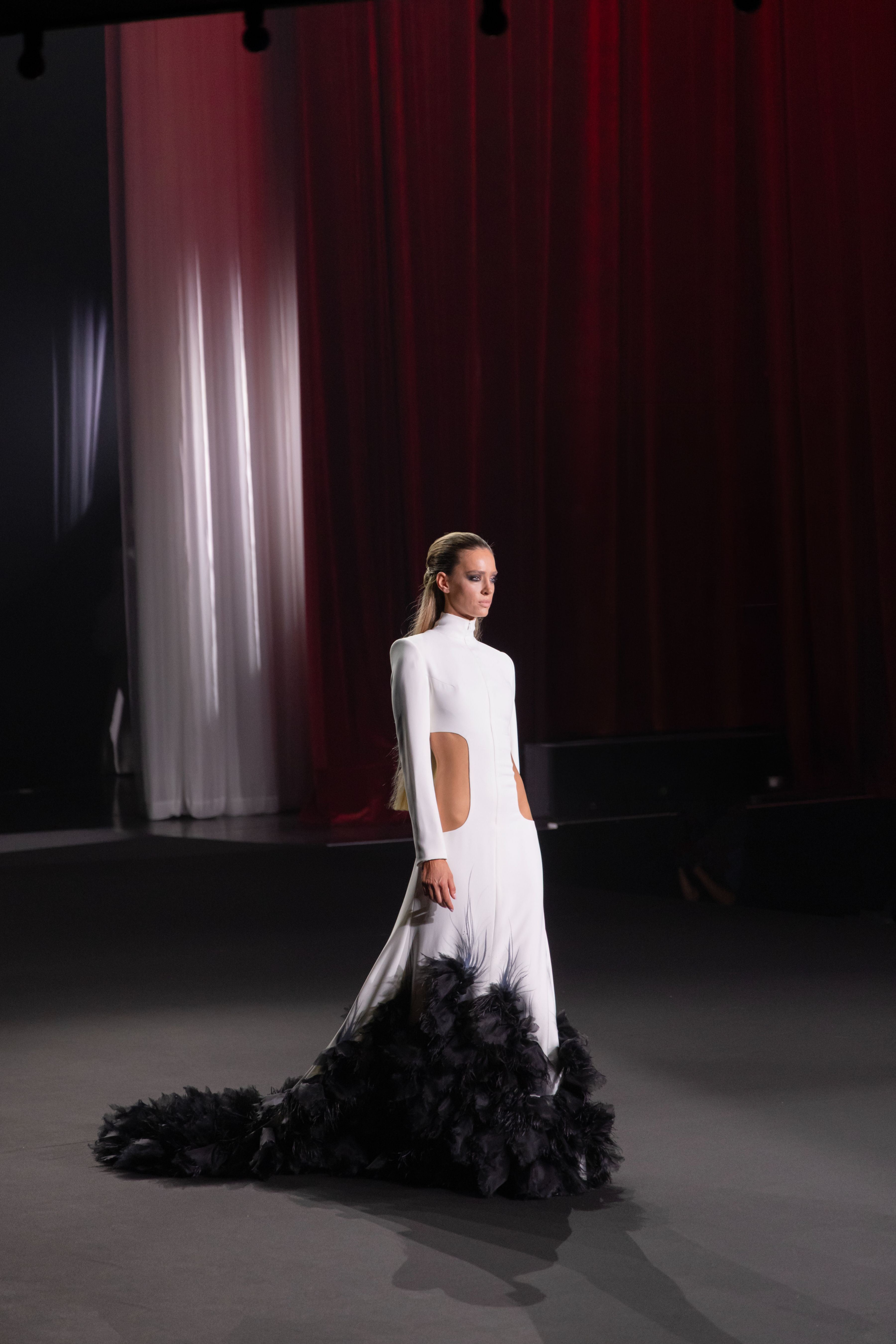 Stéphane Rolland, Haute Couture 2026/2027 Fall/Winter Collection - Long openwork tailored dress in white crêpe with organza ruching and black ostrich feathers. Embroidered with white agate and rock crystal.