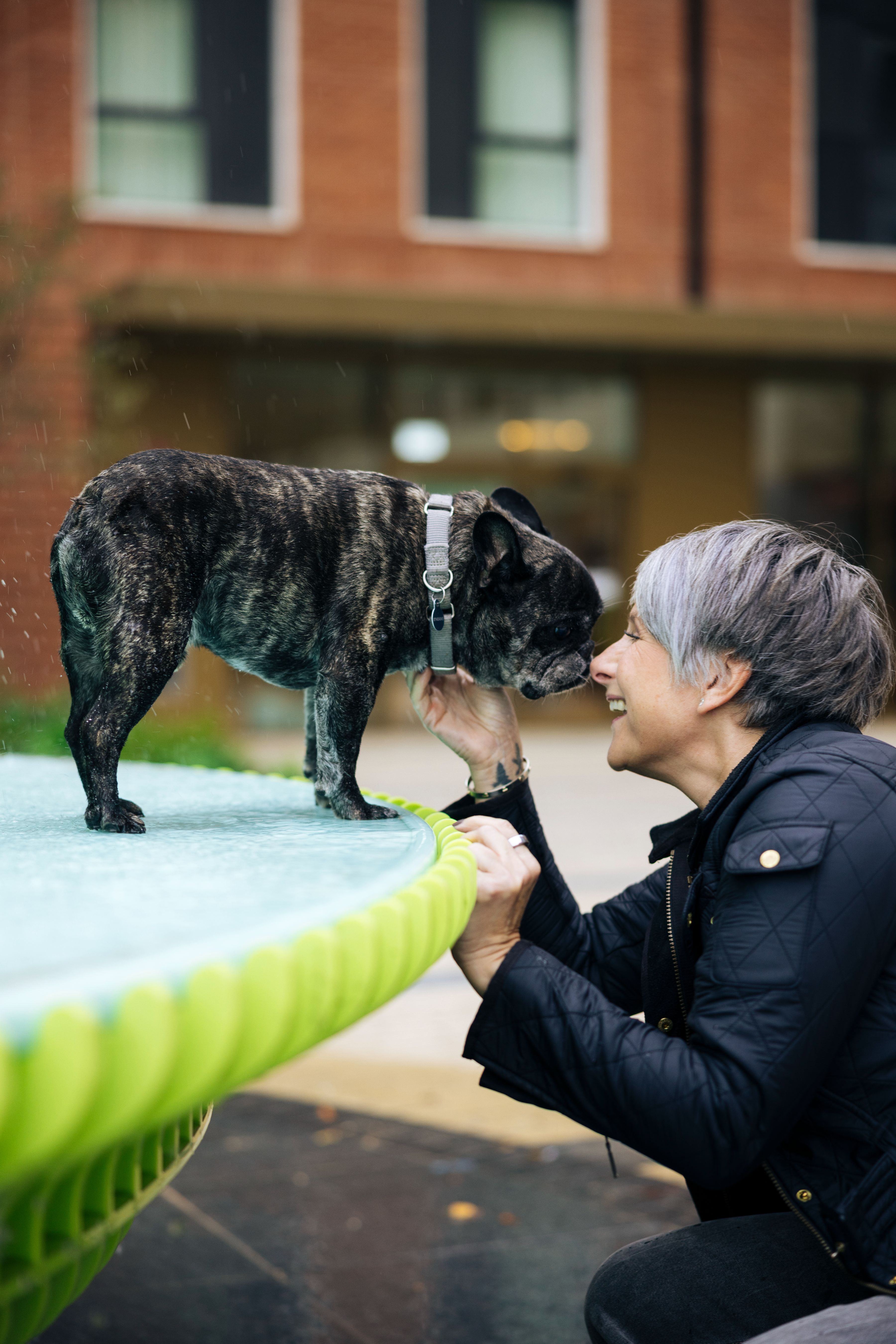 NEON - The Fountain - Julie and Buster